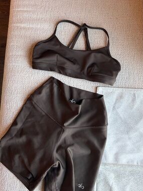 Alo Airlift Invigorate Sports Bra & 5” High-Waist Energy Short Set